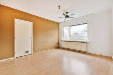 Penceresi ve radyatörü olan boş oda