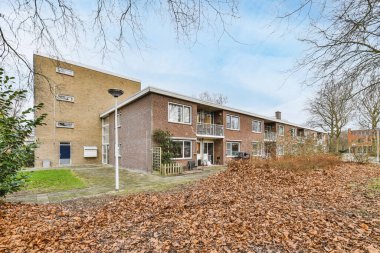 Sonbaharda evin ön bahçesi.