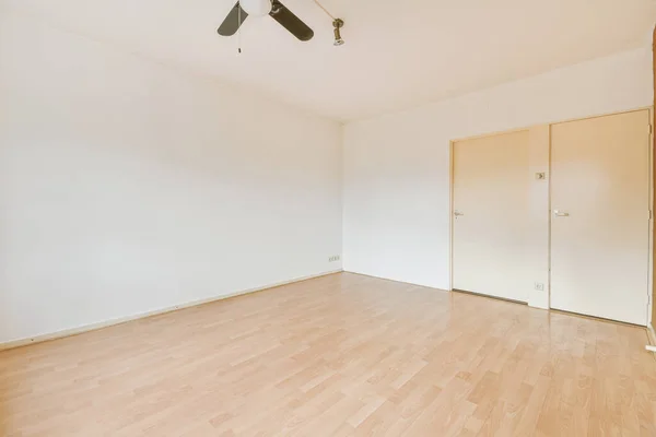 Пустой зал с белыми стенами и паркетным полом — стоковое фото