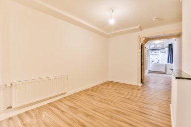 Geniş, beyaz tonlarda boş bir oda