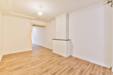 Geniş, beyaz tonlarda boş bir oda