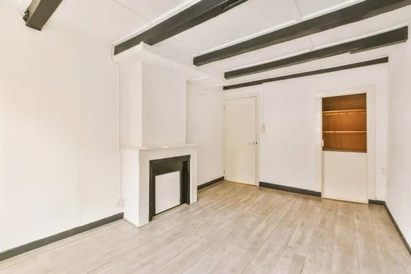 Geniş, beyaz tonlarda boş bir oda — Stok fotoğraf