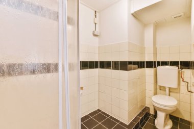 Banyo beyaz ve siyah dizaynlı.