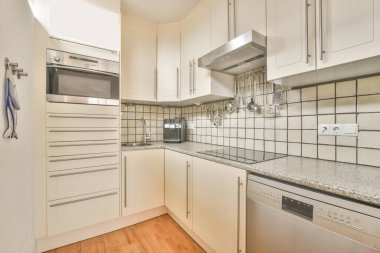 Mütevazı, minimalist bir mutfak.