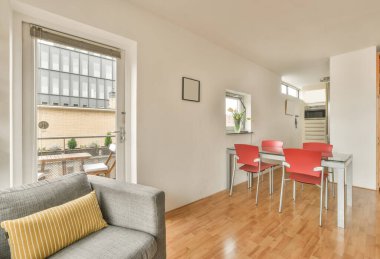 Yemekhanesi olan geniş bir oturma odası.