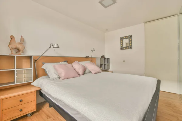 넓은 흰색 침대가 있는 아늑 한 침실 설계 — 스톡 사진