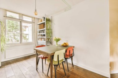 Pencerenin arkasındaki şık yemek odası.