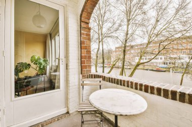 Oturma odası ve kapısı olan balkon.