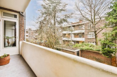 Tencere ve kapaklı balkon.