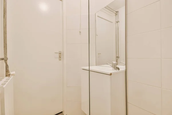 现代浴室的水槽和镜子 — 图库照片