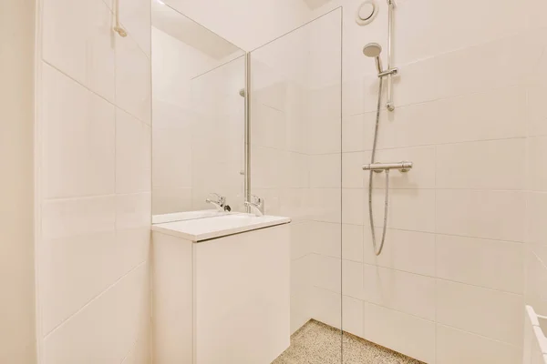 Duş ve lavabo cam bir duvarla ayrılmış. — Stok fotoğraf