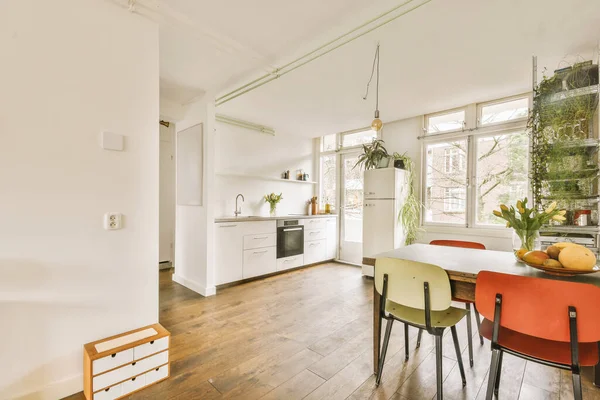 Modern dairede bitkileri olan mutfak ve yemek odası. — Stok fotoğraf