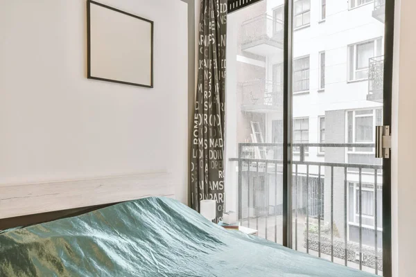Interiör i ett sovrum med en stor säng — Stockfoto
