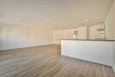 Küçük mutfağı olan ferah bir oda.