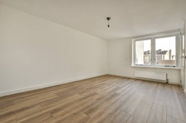 Beyaz uçsuz bucaksız boş oda