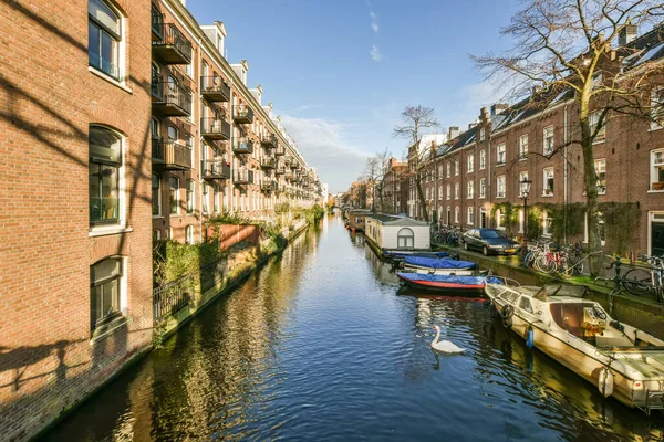 Uitzicht op een kleine rivier die door de stad stroomt — Stockfoto