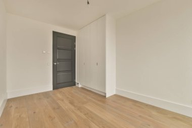 Geniş bir soyunma odası.