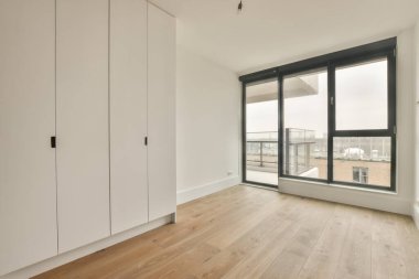 Geniş beyaz gardırobu olan geniş bir soyunma odası.