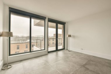 Odadan balkona çık.