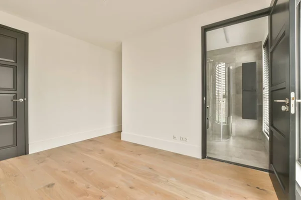Przestronny korytarz w przytulnym mieszkaniu — Zdjęcie stockowe