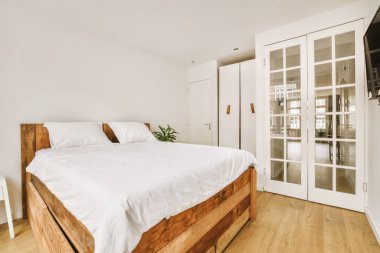 Pencere kapaklı yatak odası