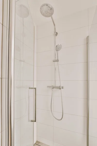 Szklany prysznic z białymi płytkami — Zdjęcie stockowe