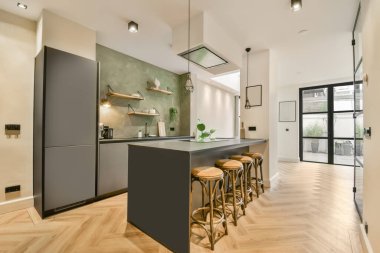 Açık bir mutfağın içi.