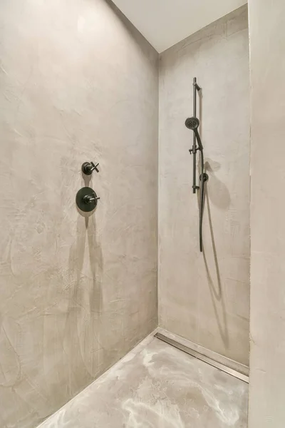 Sprchová kabina zakončená dekorativním betonem — Stock fotografie