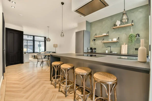 Açık bir mutfağın içi.