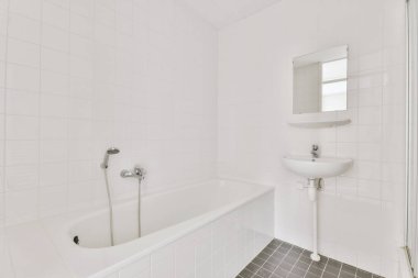 Beyaz ve siyah fayanslı banyo.