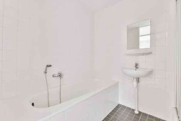 Beyaz ve siyah fayanslı banyo. — Stok fotoğraf