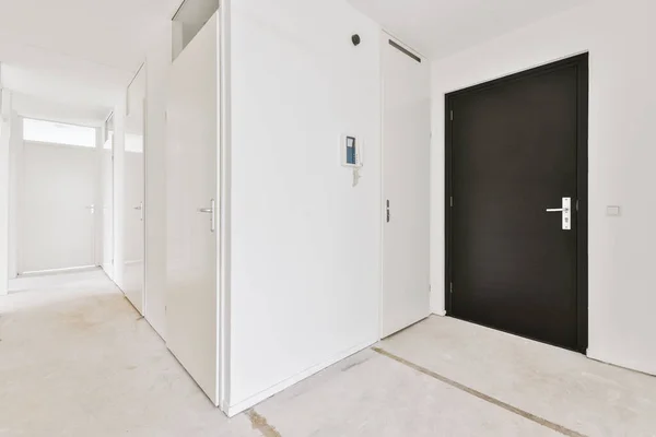 Beyaz tonlarda küçük geniş bir koridor — Stok fotoğraf