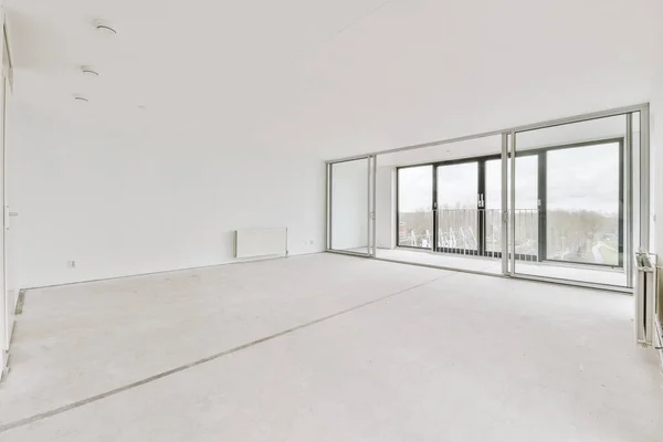 Geniş, boş, parlak balkona erişimi olan bir oda. — Stok fotoğraf