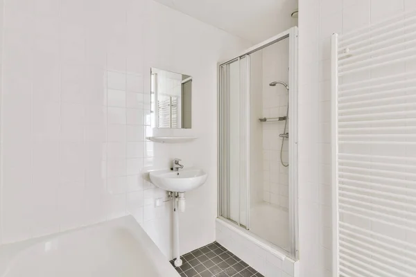 Cuarto de baño con azulejos blancos y negros — Foto de Stock