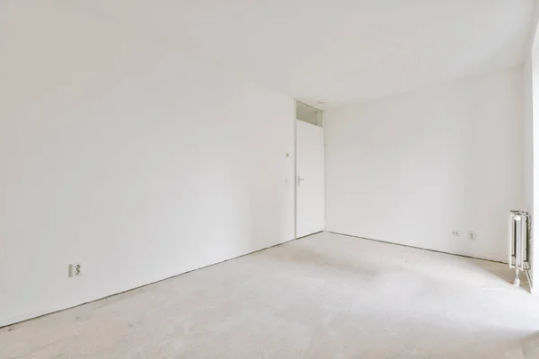 Geniş, boş, beyaz tonlarda parlak bir oda. — Stok fotoğraf