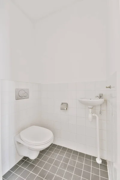 Bathroom with white and black tiles — ストック写真