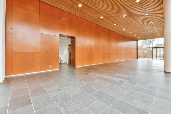 Ruime lobby van een woongebouw met een glazen uitgang naar buiten — Stockfoto