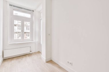 Parke zeminli, ferah, boş bir oda.