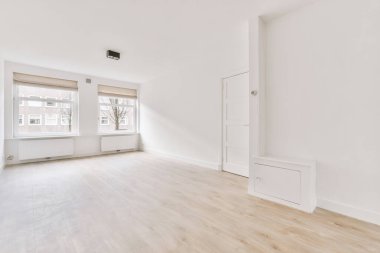 Parke zeminli, ferah, boş bir oda.