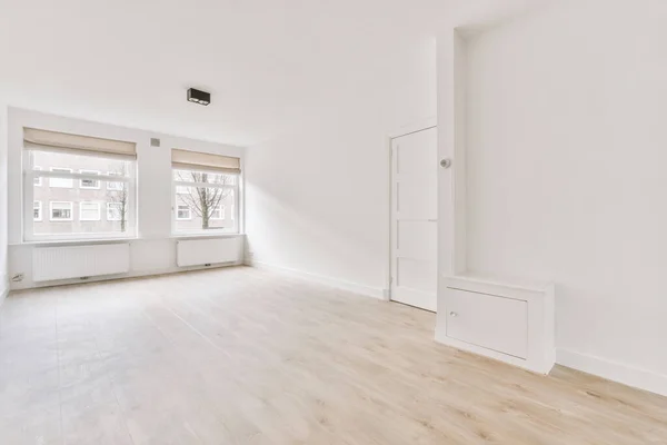 Spacious empty bright room with a parquet floor — стоковое фото