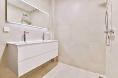 Modern ve rahat bir evin tuvaleti.