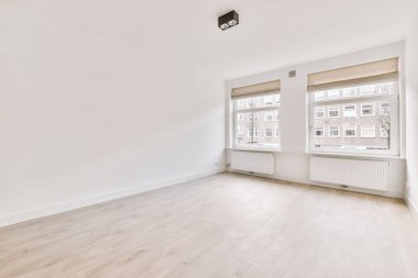 Parke zeminli, ferah, boş bir oda.