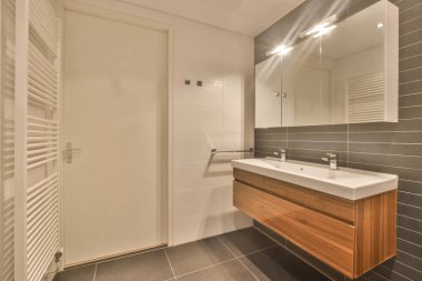 Modern bir tuvaletin içi.