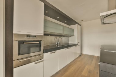 Beyaz mobilyalı açık stil mutfak.