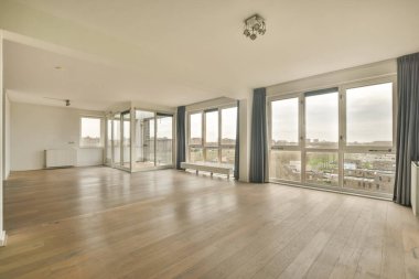 Modern bir evde büyük boş bir oda.