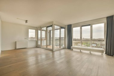 Modern bir evde büyük boş bir oda.