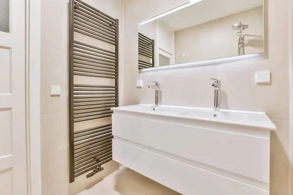 Banheiro em uma casa moderna e acolhedora — Fotografia de Stock