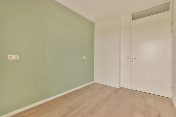 Ett litet tomt rum i ett modernt hus — Stockfoto