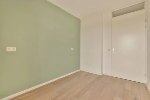 Een kleine lege kamer in een modern huis — Stockfoto