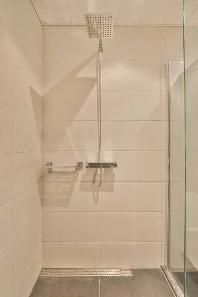 Das Innere eines modernen Badezimmers — Stockfoto